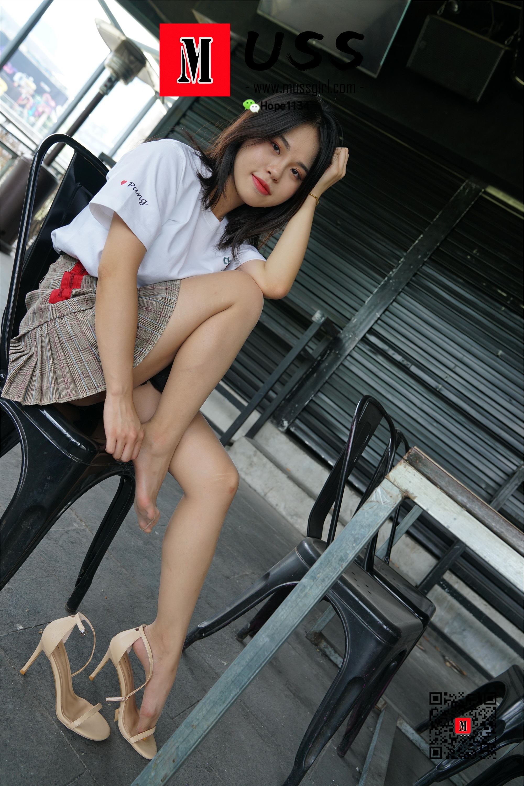 MussGirl慕丝女郎  NO.008 拍过模特的美足，那化妆师璐璐的呢？